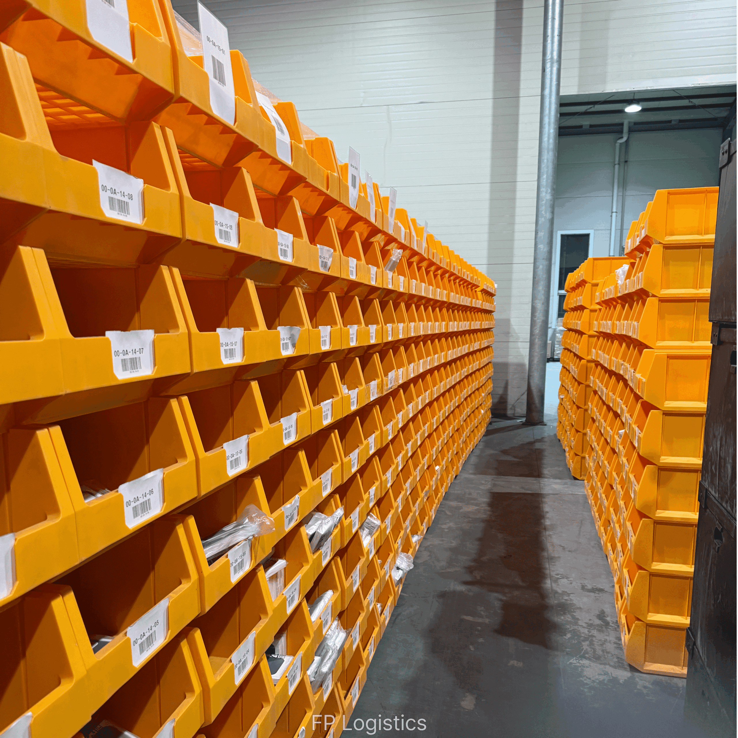 물류 창고 내 Bin Box가 정렬되어 있는 모습