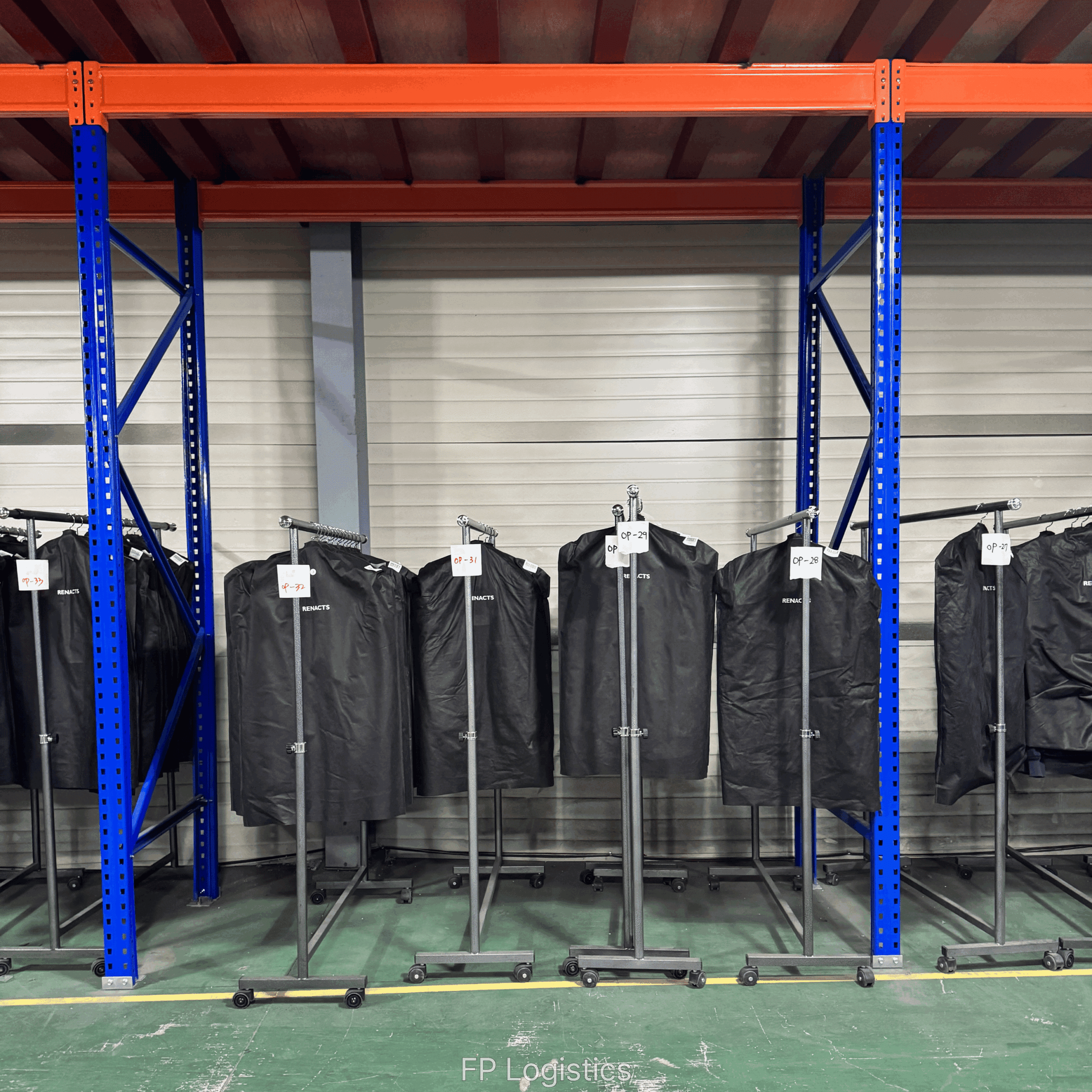 물류창고에 옷들이 가지런히 보관되어 있는 모습