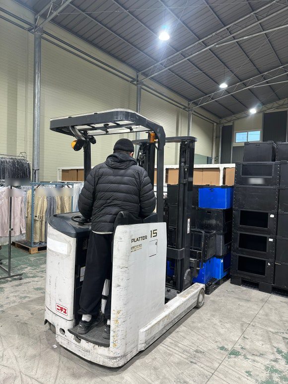 물류창고에서 지게차로 물류를 이동시키는 모습