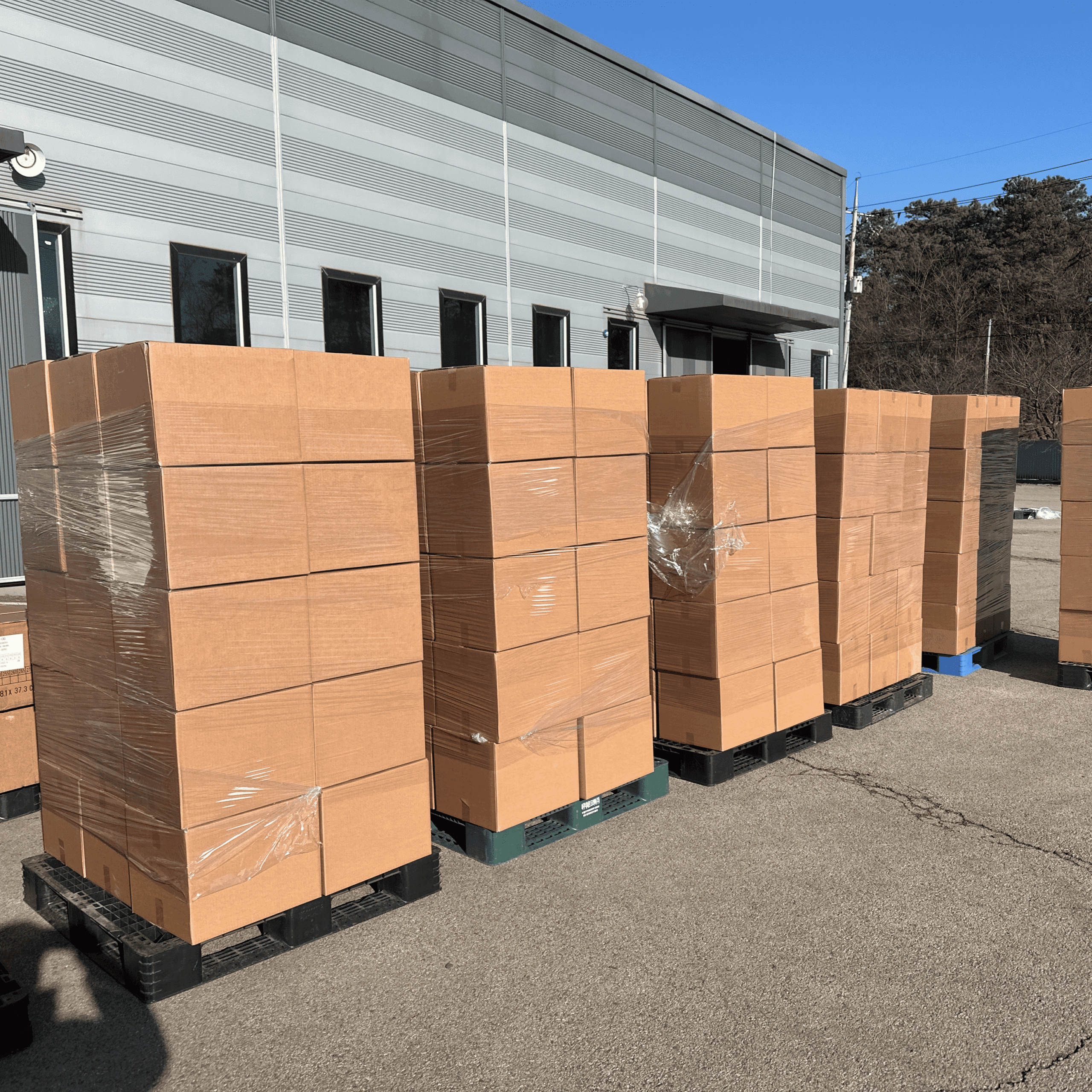 물류센터에 화물들이 출고 준비를 하고 있는 모습