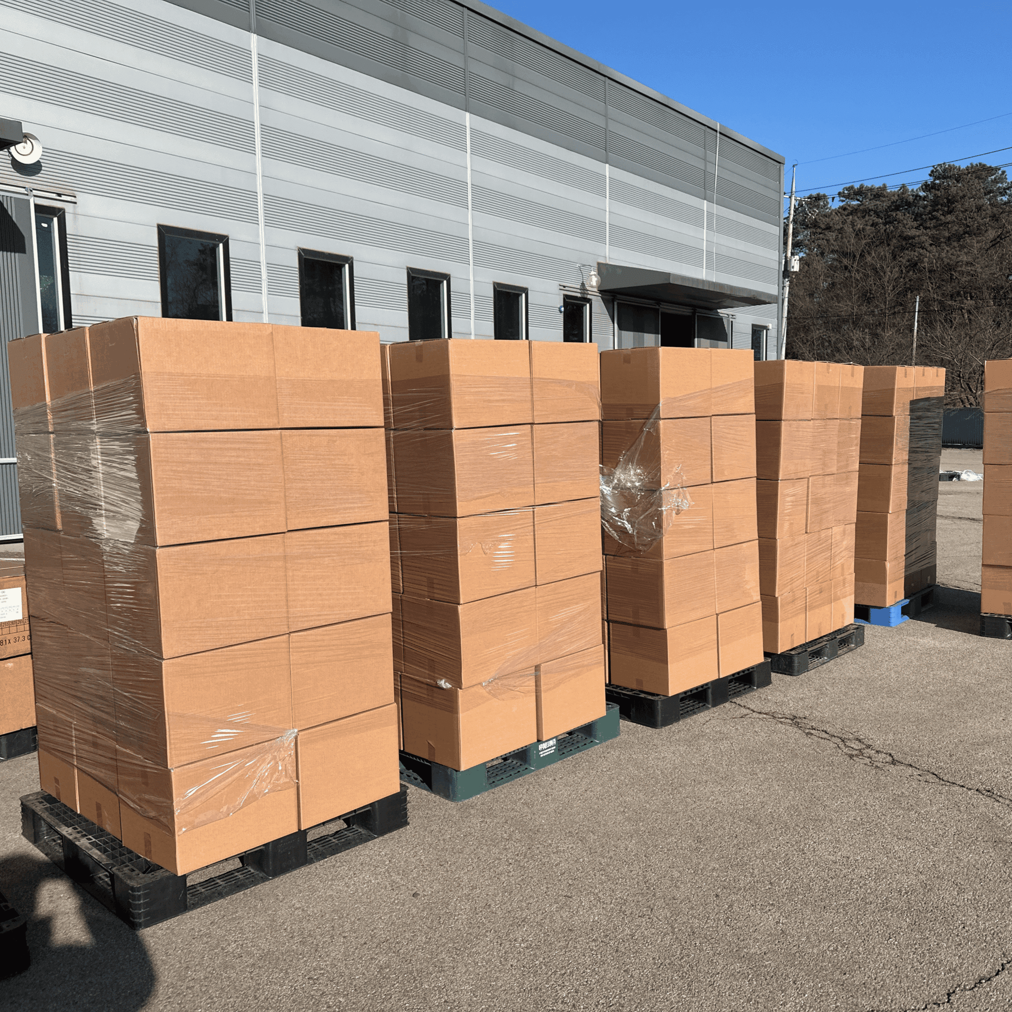 파레트에 화물들이 적재되어 있는 모습