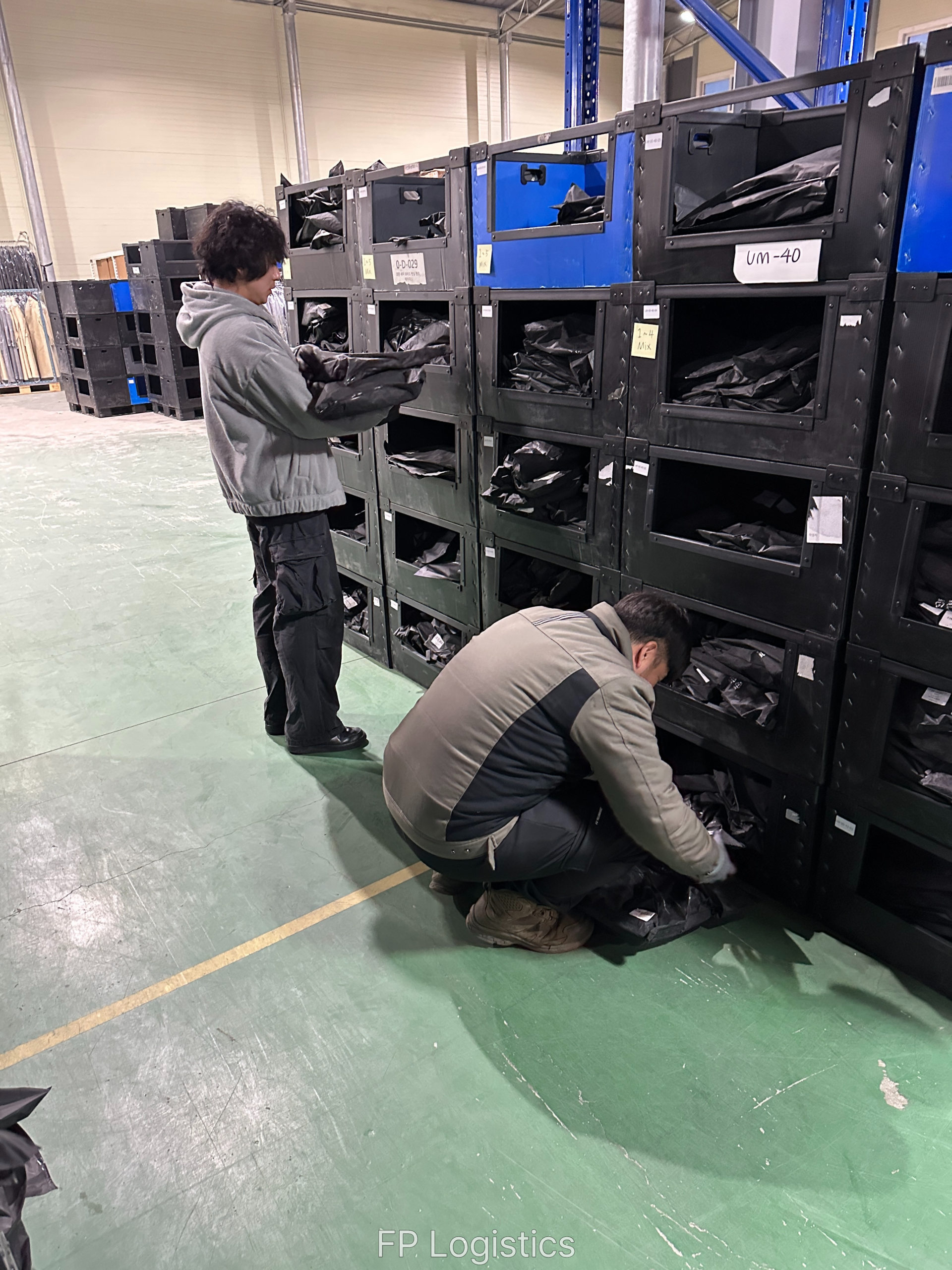 물류창고에서 상품검수를 하고 있는 모습