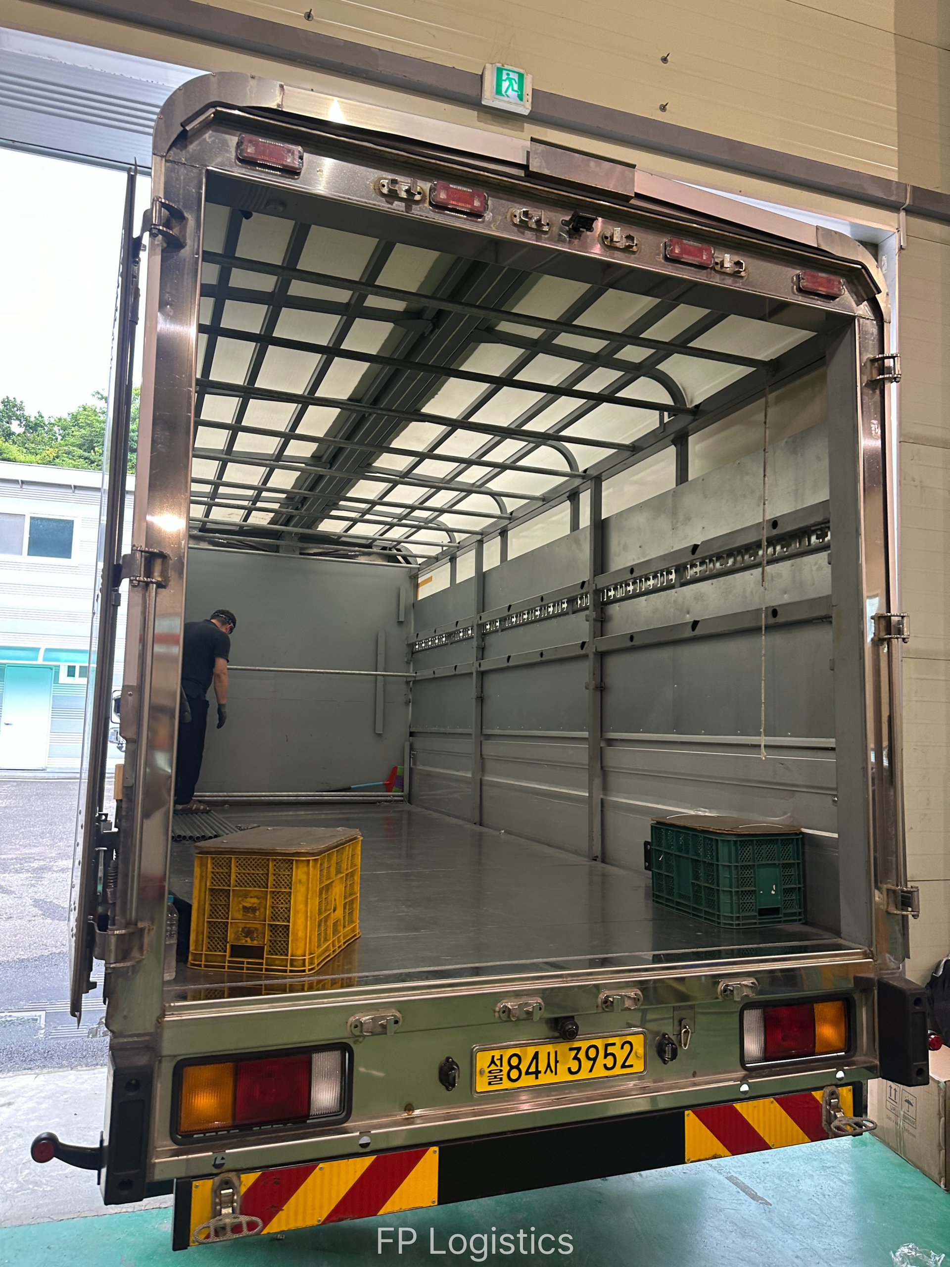 화물차량에 물류 로딩을 준비하는 모습