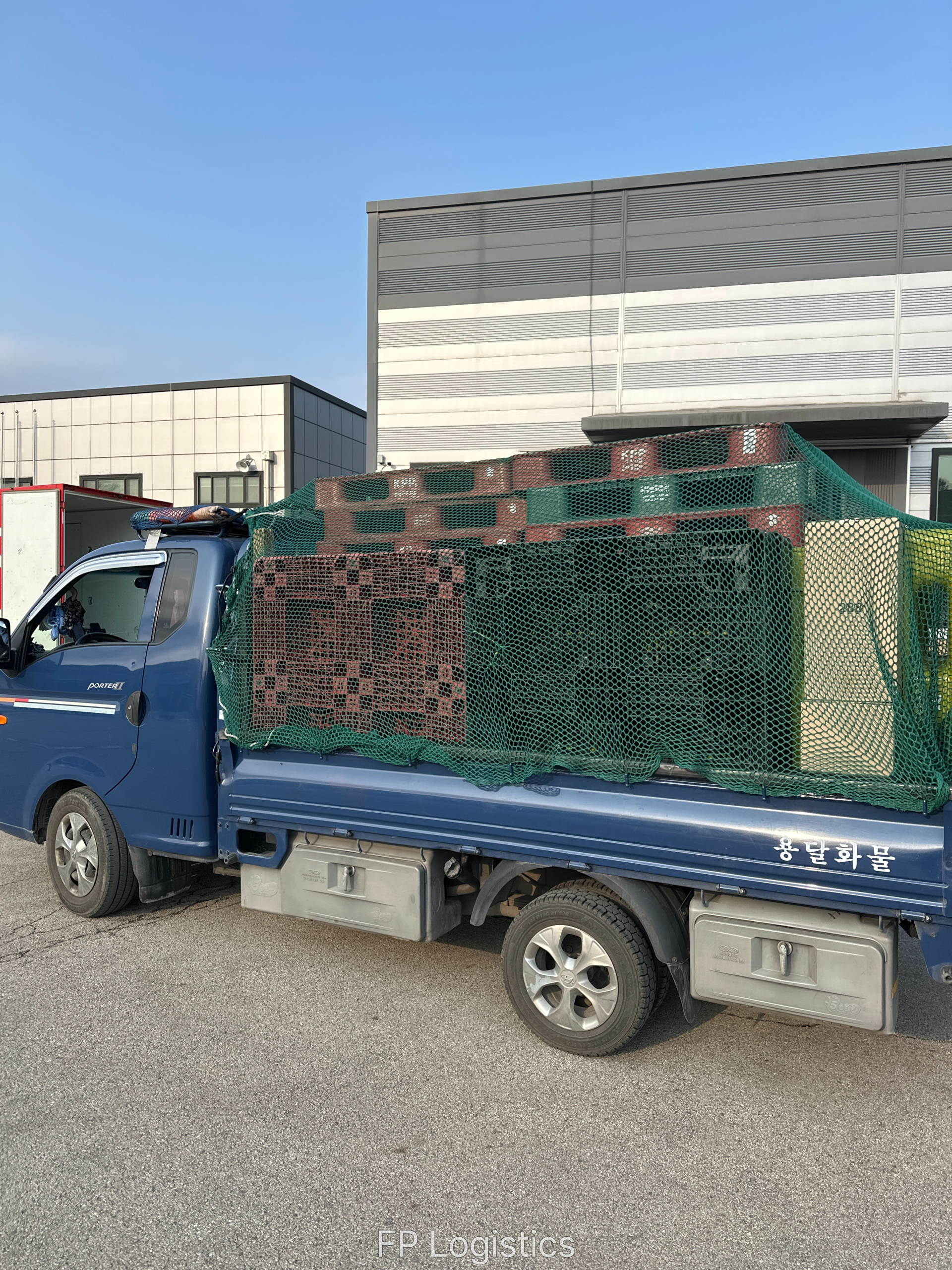 화물차가 파레트를 싣고 있는 모습