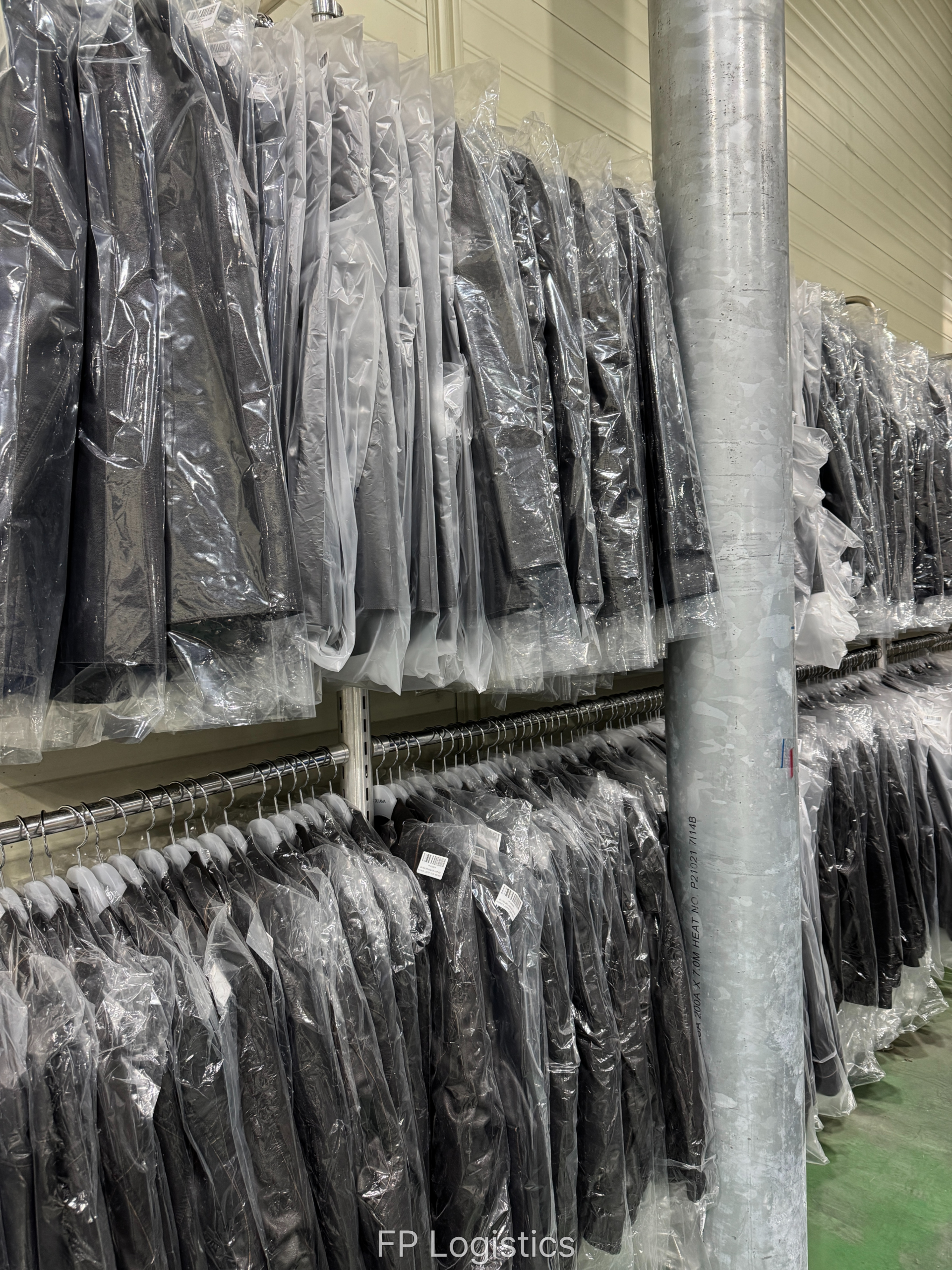 물류창고에 옷이 정갈하게 보관되어 있는 모습